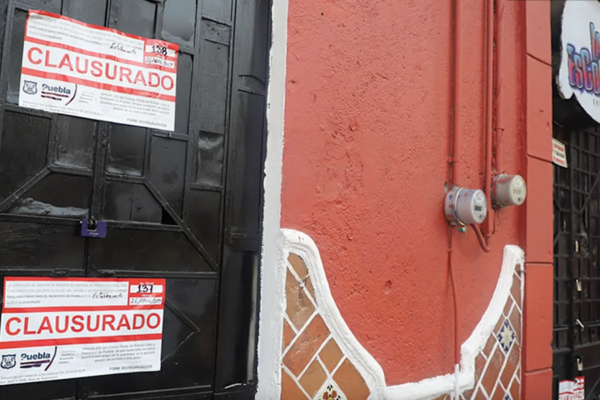 Operativos en Puebla derivan en la clausura de bares y mercados por venta ilegal de alcohol.