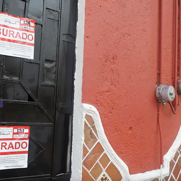 Operativos en Puebla derivan en la clausura de bares y mercados por venta ilegal de alcohol.