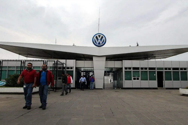 Tensa negociación salarial entre Volkswagen y sindicato se traslada a la CDMX.