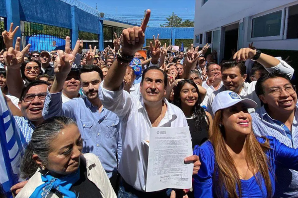 Manolo Herrera oficializó su candidatura a la dirigencia del PAN en Puebla capital.