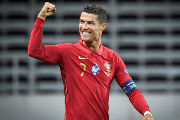 Cristiano Ronaldo se convierte en el primer jugador en anotar 100 goles en cuatro clubes diferentes.