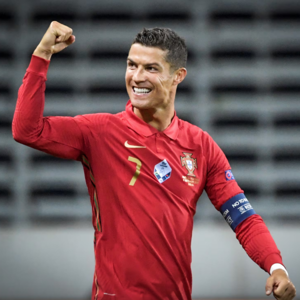 Cristiano Ronaldo se convierte en el primer jugador en anotar 100 goles en cuatro clubes diferentes.