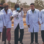 Gobierno de México prepara contrato millonario para médicos cubanos con casa, chofer y dieta especial.