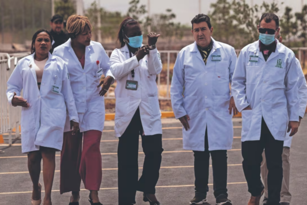 Gobierno de México prepara contrato millonario para médicos cubanos con casa, chofer y dieta especial.