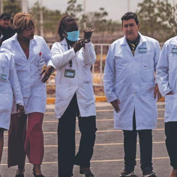 Gobierno de México prepara contrato millonario para médicos cubanos con casa, chofer y dieta especial.