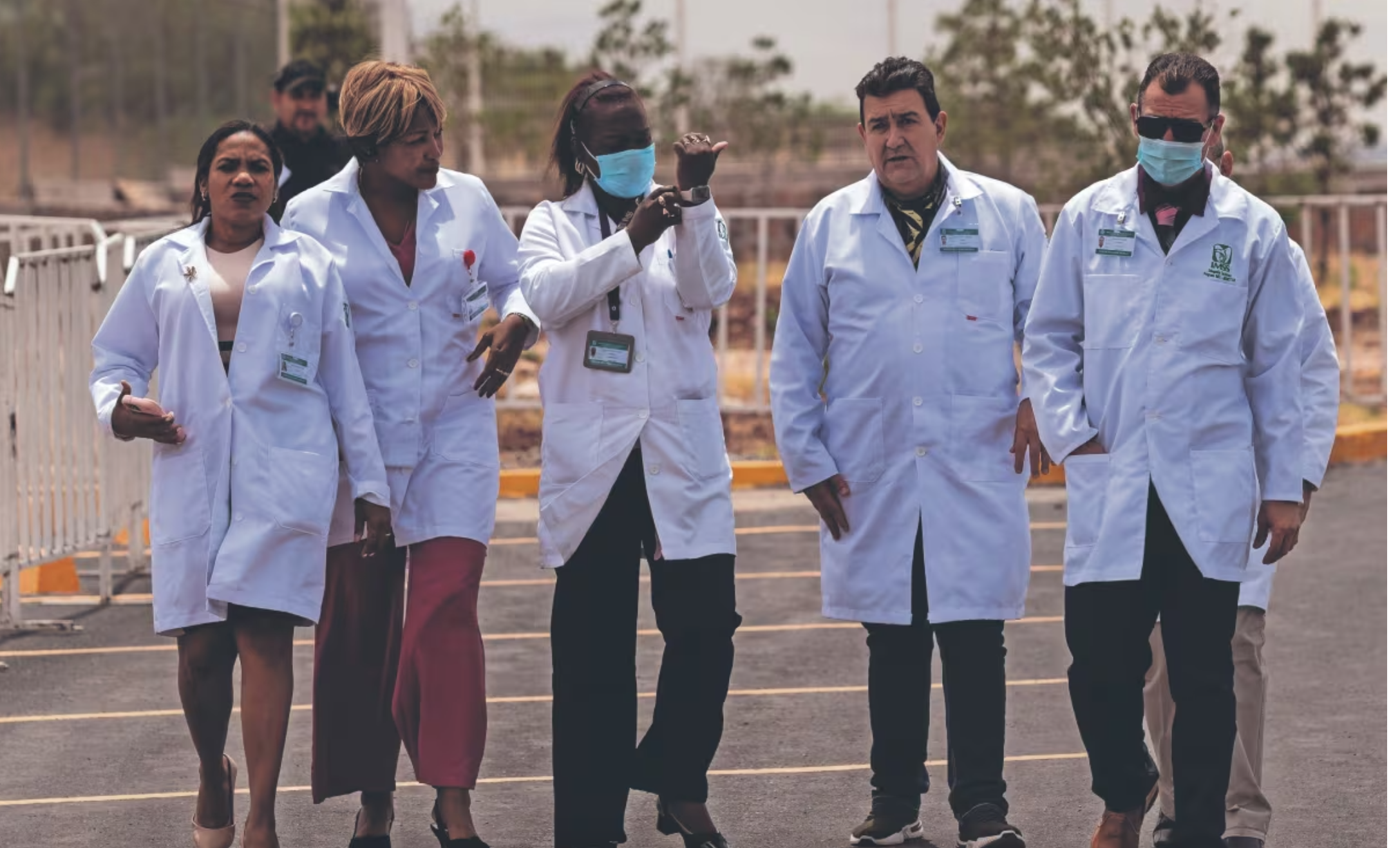Gobierno de México prepara contrato millonario para médicos cubanos con casa, chofer y dieta especial.