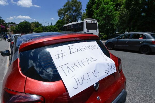 Uber y Didi aumentaron precios, pero los conductores aseguran que ganan menos. Protestan en Puebla por condiciones más justas. Foto: Alcance Diario