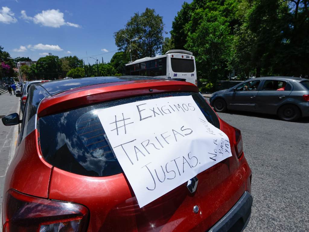 Uber y Didi aumentaron precios, pero los conductores aseguran que ganan menos. Protestan en Puebla por condiciones más justas. Foto: Alcance Diario
