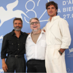 Guillermo del Toro presenta Frankenstein en el Festival de Venecia 2025. La película que persiguió desde niño llega a la gran pantalla con un reparto estelar y su sello único. Foto: El País.