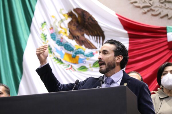 En San Bartolo, el diputado federal Toño López encabezó la quinta entrega de microcréditos solidarios.