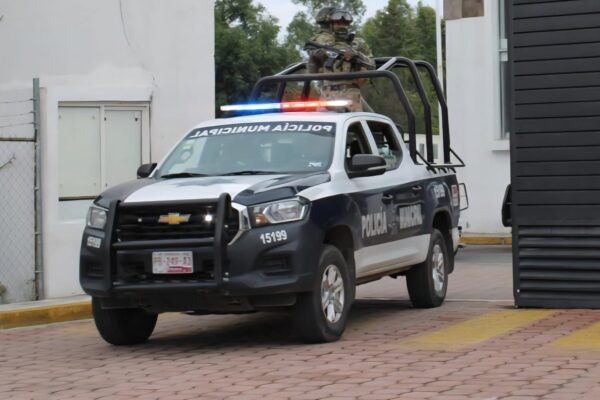 El Gobierno Municipal de San Martín Texmelucan detuvo un intento de fraude en el centro de la ciudad, brindando acompañamiento policial a una mujer mientras realizaba una operación bancaria. Las autoridades reforzaron la recomendación de solicitar apoyo en transacciones de alto riesgo para prevenir delitos.