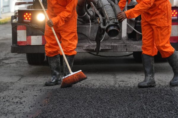 Pepe Chedraui Budib supervisó el arranque de los trabajos de bacheo en frío en la colonia Vista Alegre, como parte de la Campaña Capitalina Bacheando Puebla.