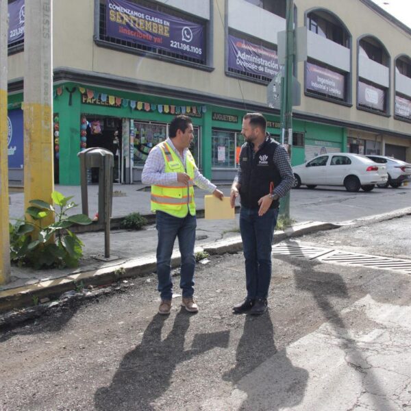 La rehabilitación de la 11 Oriente en el Barrio de Analco avanza con obras que mejoran la movilidad peatonal, ciclista y vehicular.
