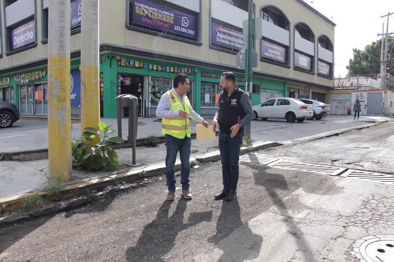 La rehabilitación de la 11 Oriente en el Barrio de Analco avanza con obras que mejoran la movilidad peatonal, ciclista y vehicular.