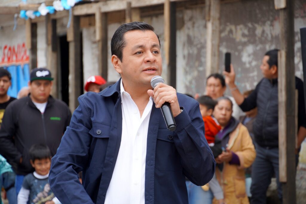 El Gobierno Municipal de San Martín Texmelucan, encabezado por el presidente Juan Manuel Alonso, inició los trabajos de pavimentación