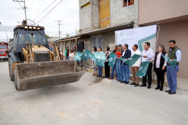 El Gobierno Municipal de San Martín Texmelucan, encabezado por el presidente Juan Manuel Alonso, inició los trabajos de pavimentación