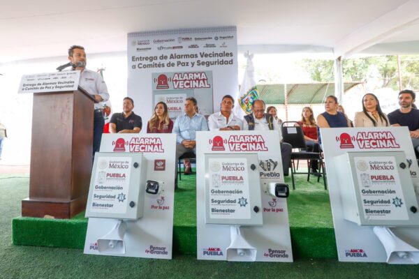 En representación del gobernador Alejandro Armenta, el coordinador de Gabinete, José Luis García Parra, entregó 100 Alarmas Vecinales