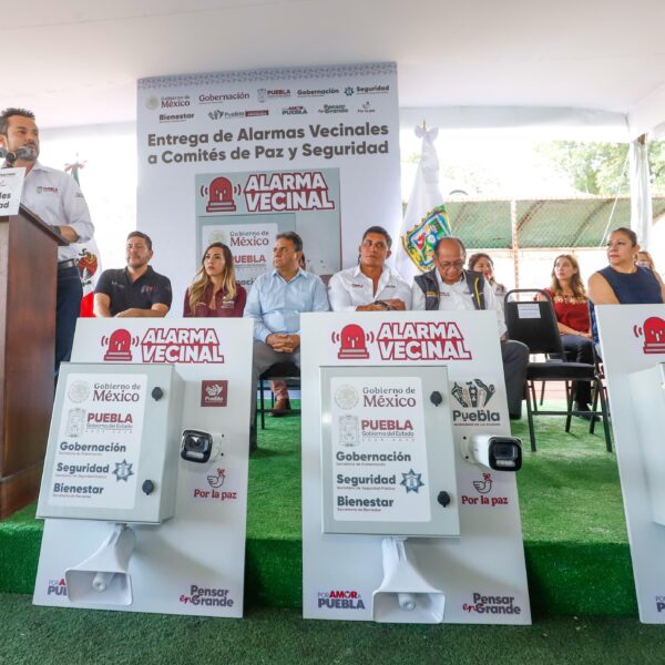 En representación del gobernador Alejandro Armenta, el coordinador de Gabinete, José Luis García Parra, entregó 100 Alarmas Vecinales