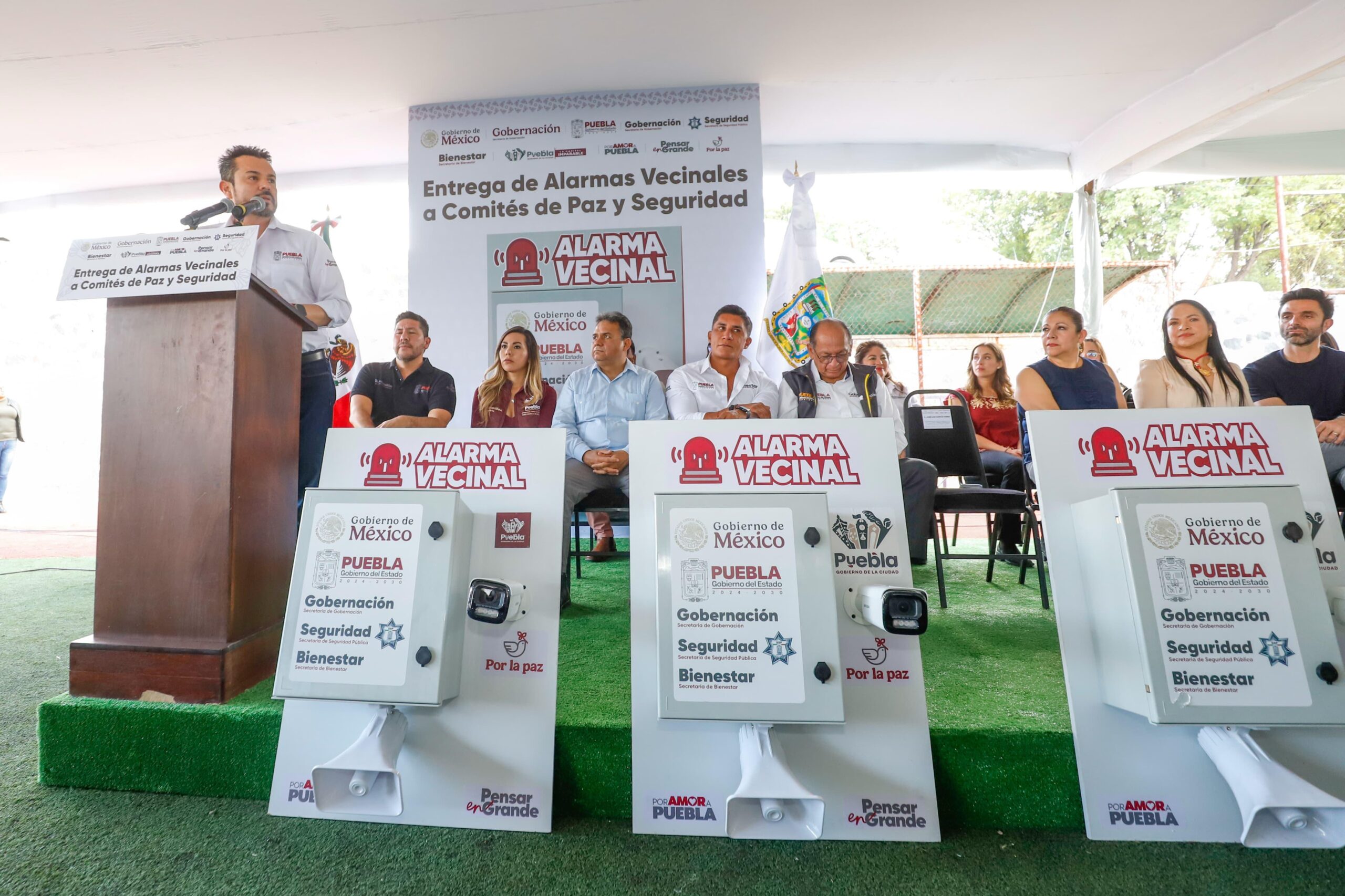 En representación del gobernador Alejandro Armenta, el coordinador de Gabinete, José Luis García Parra, entregó 100 Alarmas Vecinales