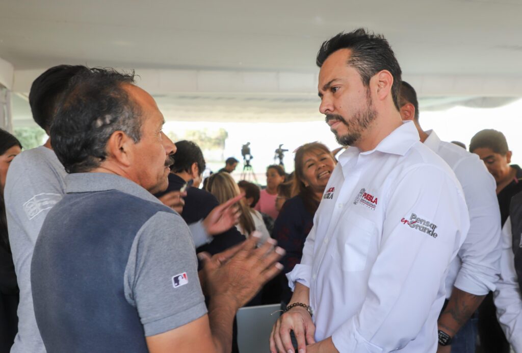 En representación del gobernador Alejandro Armenta, el coordinador de Gabinete, José Luis García Parra, entregó 100 Alarmas Vecinales