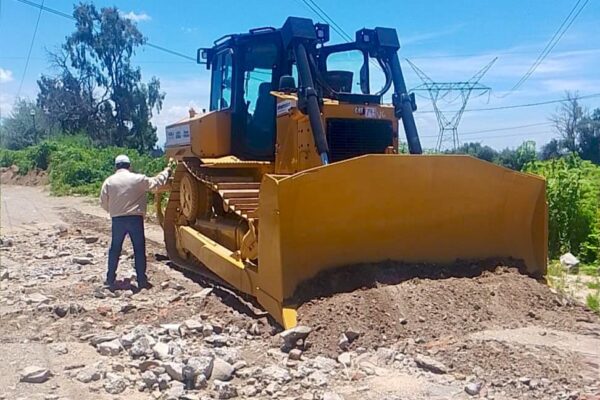 Texmelucan realiza desazolve del río Acotzala y renivela vialidades para prevenir riesgos.