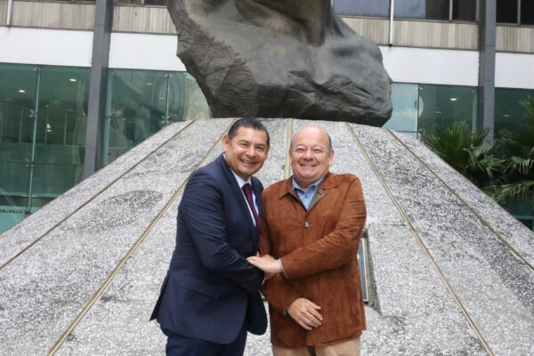 En un hecho sin precedentes, PEMEX entregará a Puebla 3 mil 500 toneladas de asfalto.