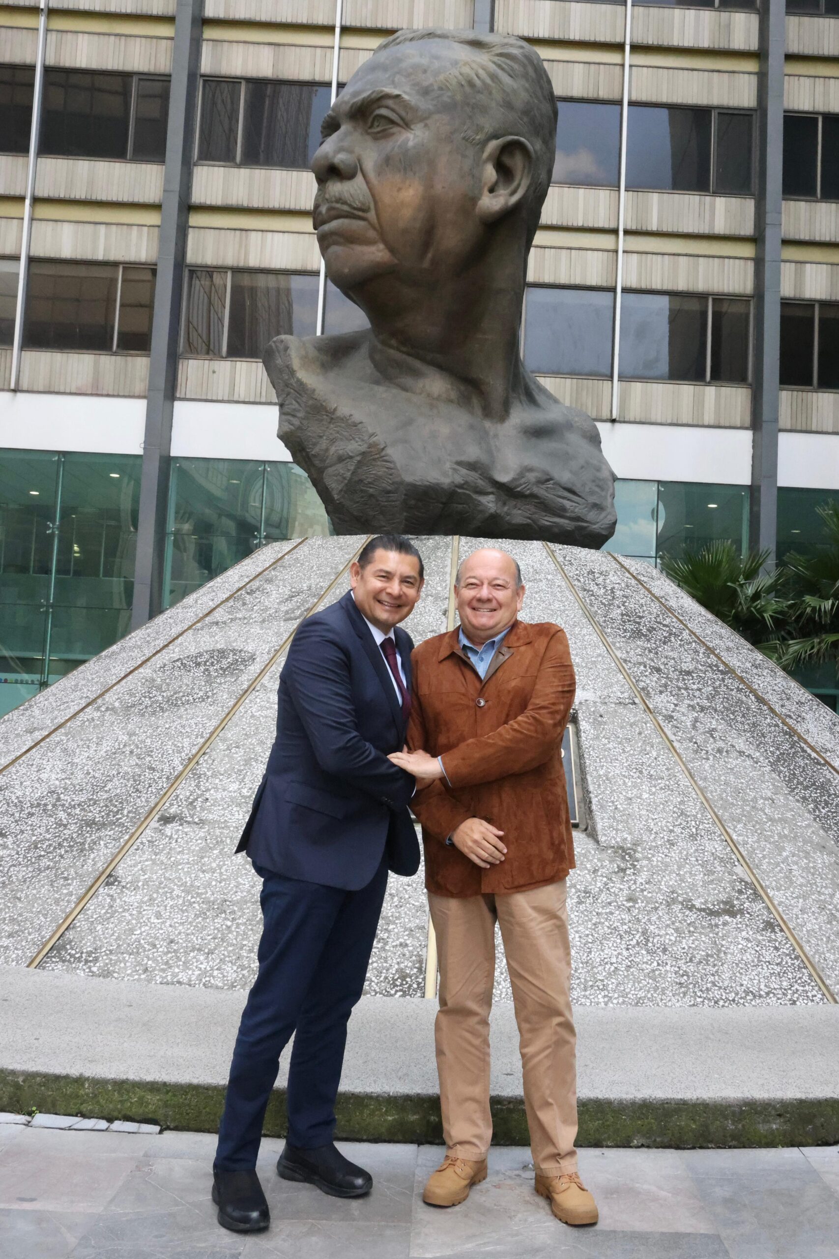 En un hecho sin precedentes, PEMEX entregará a Puebla 3 mil 500 toneladas de asfalto.