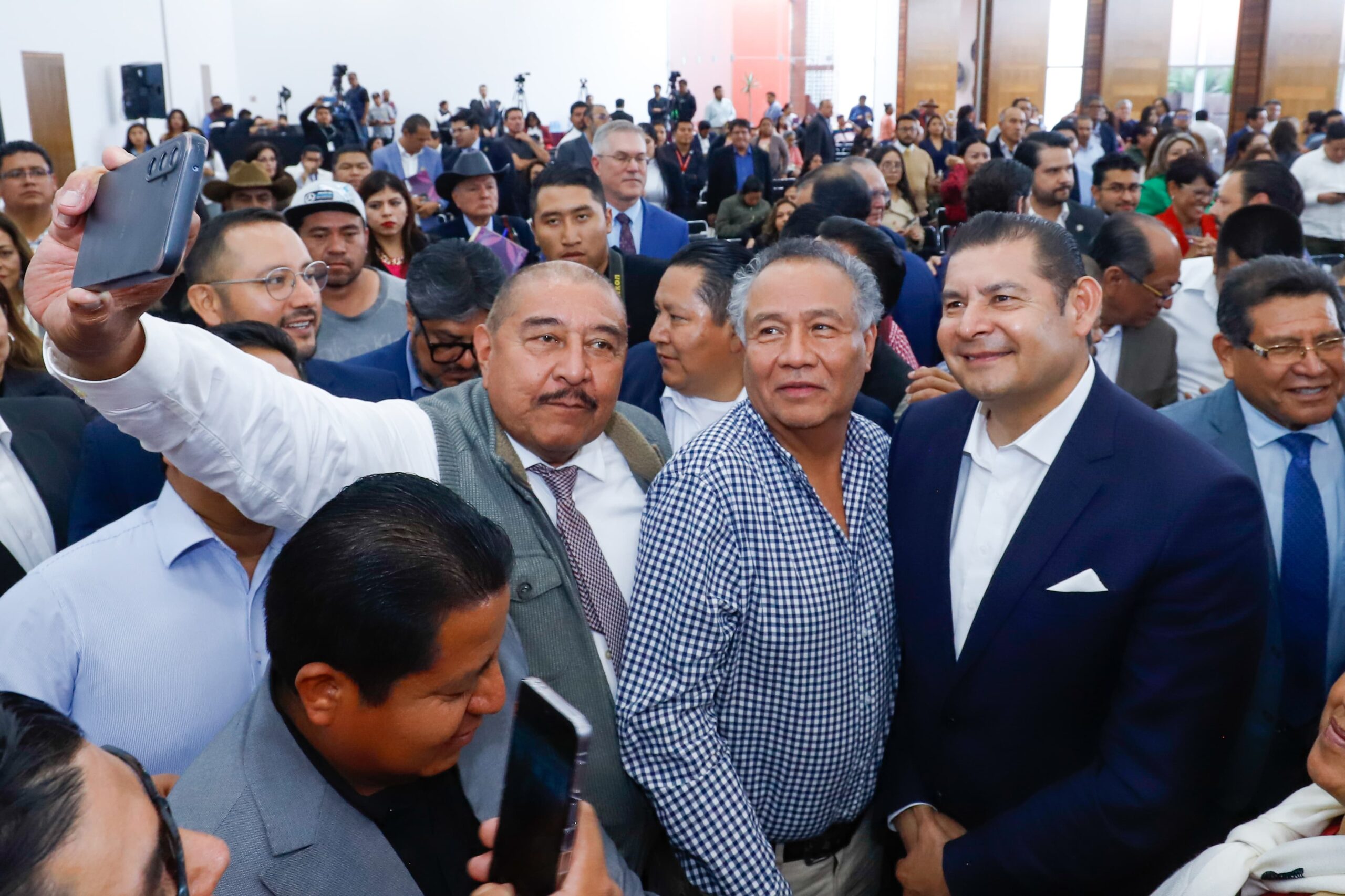 El gobierno de Puebla fortalece la protección de migrantes en Estados Unidos con asesoría jurídica gratuita.