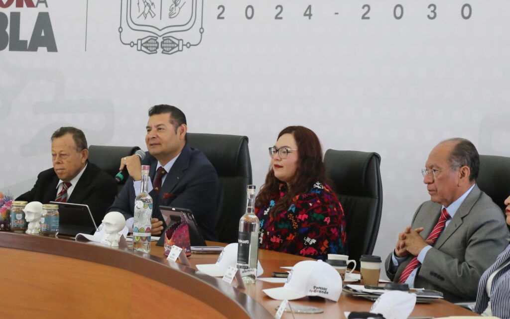 El gobierno de Puebla fortalece la protección de migrantes en Estados Unidos con asesoría jurídica gratuita.