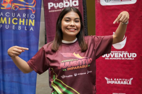 Carolina Cabrera Victoria, presentó la playera y medalla oficial de la Carrera “Juventud Imparable 2025”