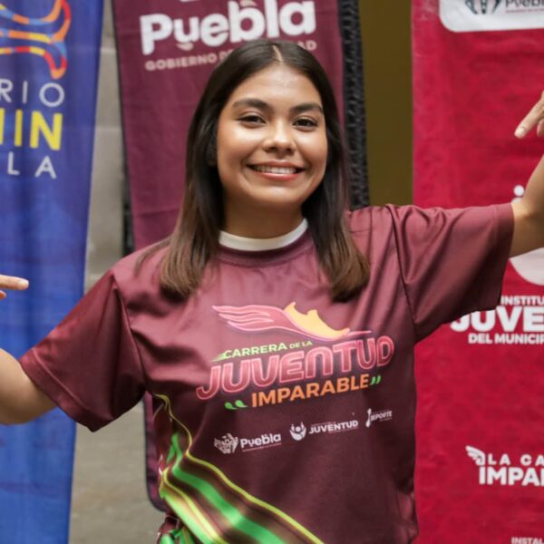 Carolina Cabrera Victoria, presentó la playera y medalla oficial de la Carrera “Juventud Imparable 2025”