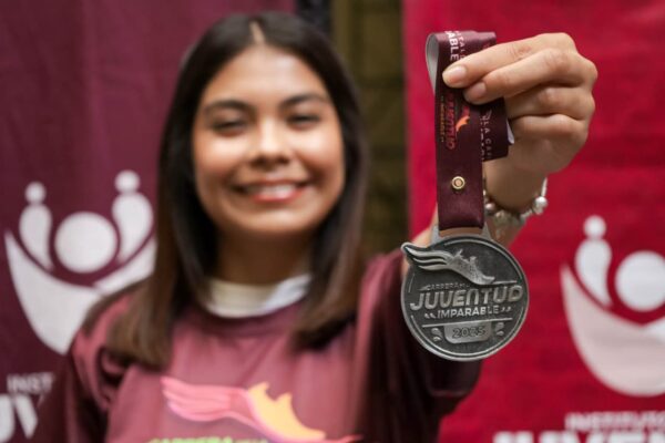 Con la entrega de Becas para Jóvenes Universitarios y Jóvenes Deportistas 202