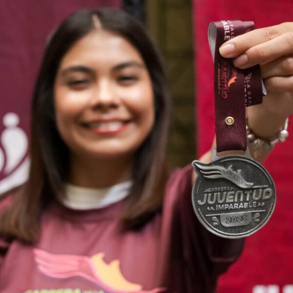 Con la entrega de Becas para Jóvenes Universitarios y Jóvenes Deportistas 202