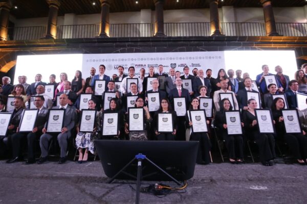 El Gobierno de Puebla entregó el Distintivo Puebla Cinco de Mayo a 50 empresas que promueven entornos laborales inclusivos y con igualdad de género, impactando en más de 15 mil trabajadores. El reconocimiento refuerza la alianza entre sector público y privado para garantizar trabajo digno y respeto a los derechos laborales.