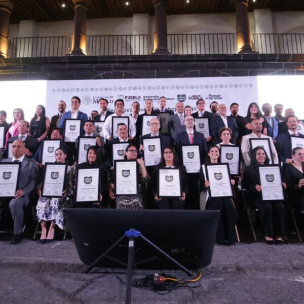 El Gobierno de Puebla entregó el Distintivo Puebla Cinco de Mayo a 50 empresas que promueven entornos laborales inclusivos y con igualdad de género, impactando en más de 15 mil trabajadores. El reconocimiento refuerza la alianza entre sector público y privado para garantizar trabajo digno y respeto a los derechos laborales.