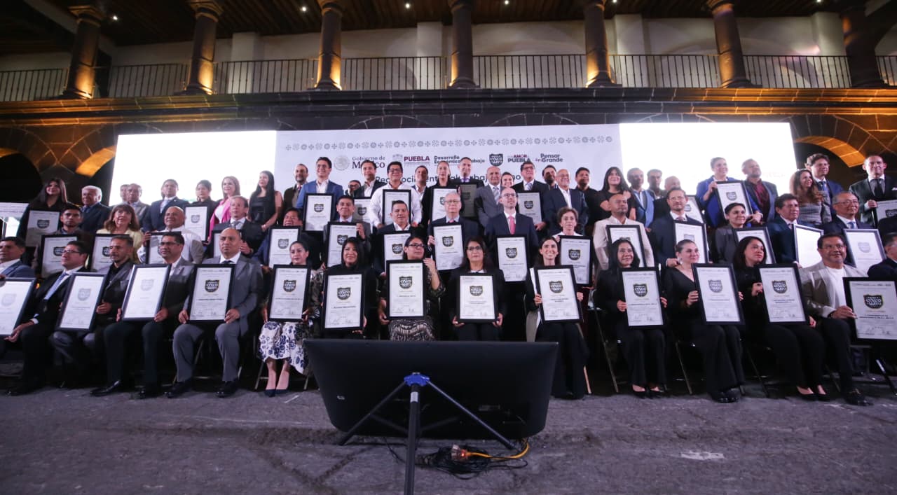 El Gobierno de Puebla entregó el Distintivo Puebla Cinco de Mayo a 50 empresas que promueven entornos laborales inclusivos y con igualdad de género, impactando en más de 15 mil trabajadores. El reconocimiento refuerza la alianza entre sector público y privado para garantizar trabajo digno y respeto a los derechos laborales.