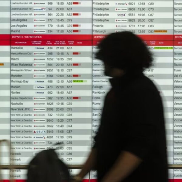 Air Canada enfrenta huelga de auxiliares de vuelo pese a orden del gobierno.