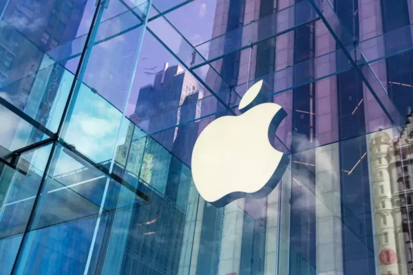 Apple cede ante la presión de Trump y destina 100 mil millones de dólares.
