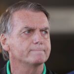 El expresidente Jair Bolsonaro vuelve al centro de la controversia política en Brasil tras recibir una orden de arresto domiciliario por violar medidas cautelares. Foto: bbc