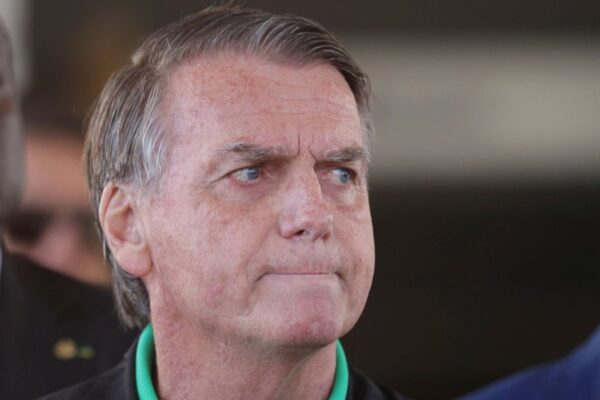 El expresidente Jair Bolsonaro vuelve al centro de la controversia política en Brasil tras recibir una orden de arresto domiciliario por violar medidas cautelares. Foto: bbc