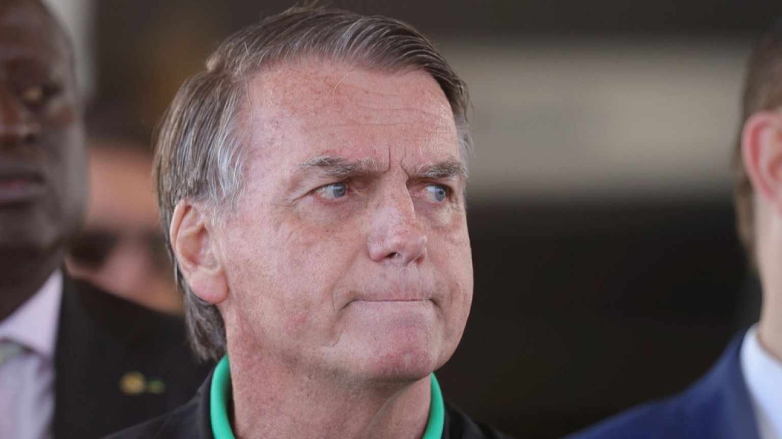 El expresidente Jair Bolsonaro vuelve al centro de la controversia política en Brasil tras recibir una orden de arresto domiciliario por violar medidas cautelares. Foto: bbc