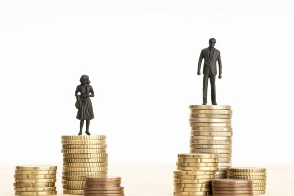 Brecha salarial en Baja California: mujeres ganan menos que hombres desde la primera experiencia laboral.