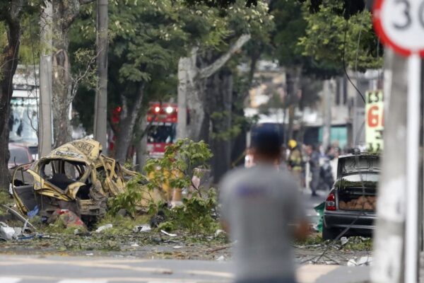 Colombia registró dos ataques simultáneos este jueves en Cali y Amalfi, Antioquia, que dejaron al menos trece muertos y más de veinte heridos. Foto: EFE.