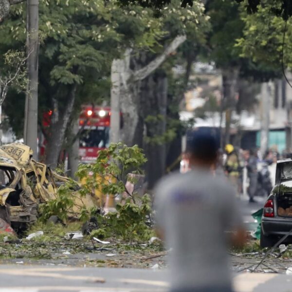 Colombia registró dos ataques simultáneos este jueves en Cali y Amalfi, Antioquia, que dejaron al menos trece muertos y más de veinte heridos. Foto: EFE.