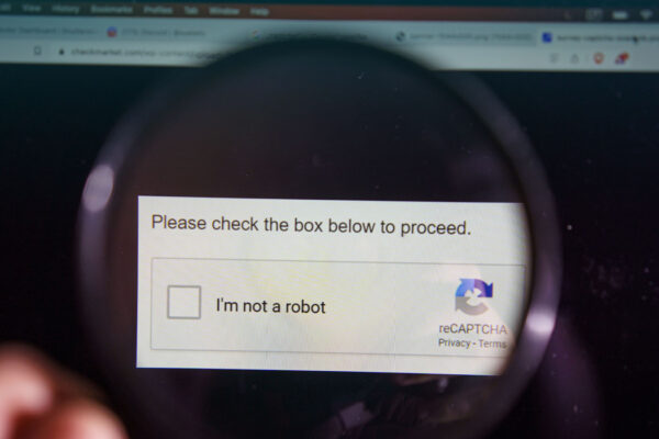 Falsos CAPTCHA están siendo usados por ciberdelincuentes para instalar malware y robar datos personales.