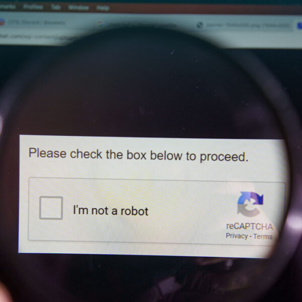 Falsos CAPTCHA están siendo usados por ciberdelincuentes para instalar malware y robar datos personales.