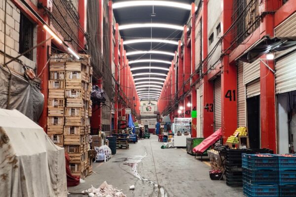 El Ayuntamiento de Puebla pospuso la demolición de 26 bodegas en la Central de Abasto hasta recibir un dictamen de Pemex sobre su ubicación en zona federal. Foto: Es Imagen.