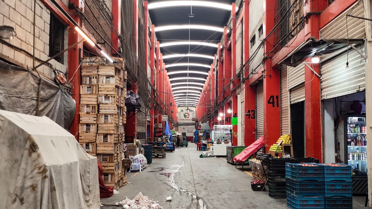 El Ayuntamiento de Puebla pospuso la demolición de 26 bodegas en la Central de Abasto hasta recibir un dictamen de Pemex sobre su ubicación en zona federal. Foto: Es Imagen.