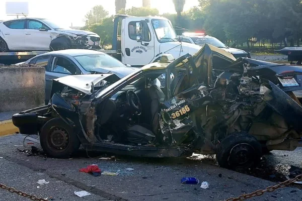 Un choque múltiple en la Vía Atlixcáyotl, a la altura de Plaza Vía San Ángel, dejó un muerto y dos heridos la madrugada de este sábado.