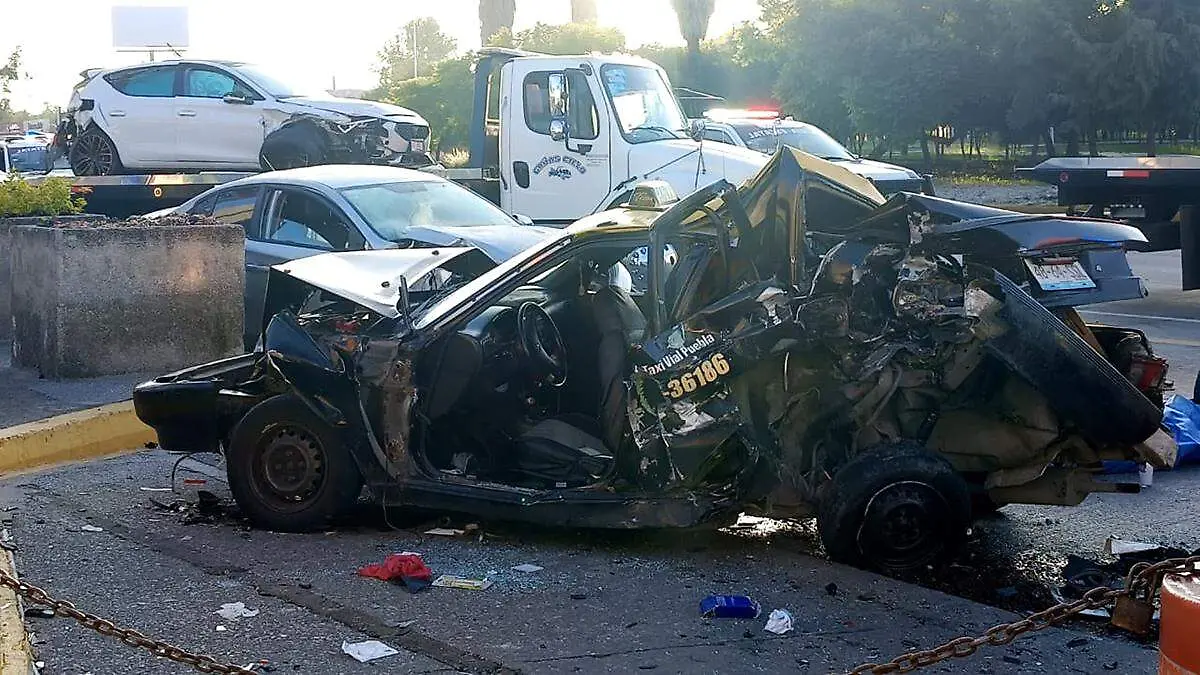 Un choque múltiple en la Vía Atlixcáyotl, a la altura de Plaza Vía San Ángel, dejó un muerto y dos heridos la madrugada de este sábado.